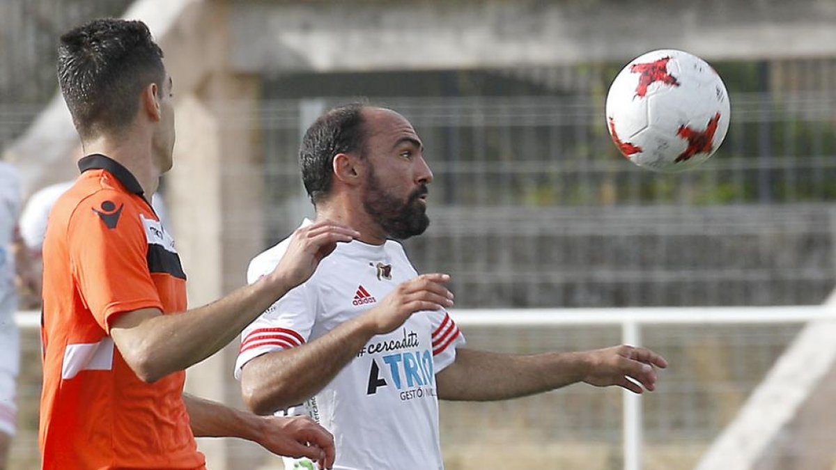 Adri, autor del gol del conjunto burgalés, trata de controlar el balón en presencia de un contrario.-SANTI OTERO