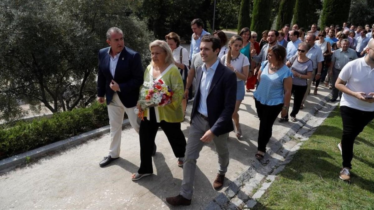Pablo Casado (a la derecha), junto a la exvicepresidenta de la AVT, Ángeles Pedraza, en el Bosque de los Recuerdos (Madrid). /-JUANJO MARTÍN