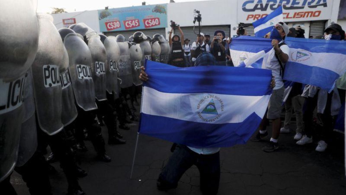La Policía Nacional de Nicaragua bloqueó el paso a una manifestación.-ESTEBAN BIBA (EFE)