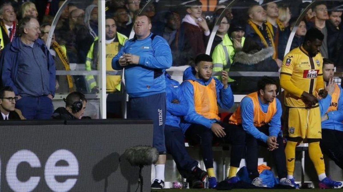 Wayne Shaw comiendo en el banquillo con el partido en juego-REUTERS / ANDREW COULDRIDGE