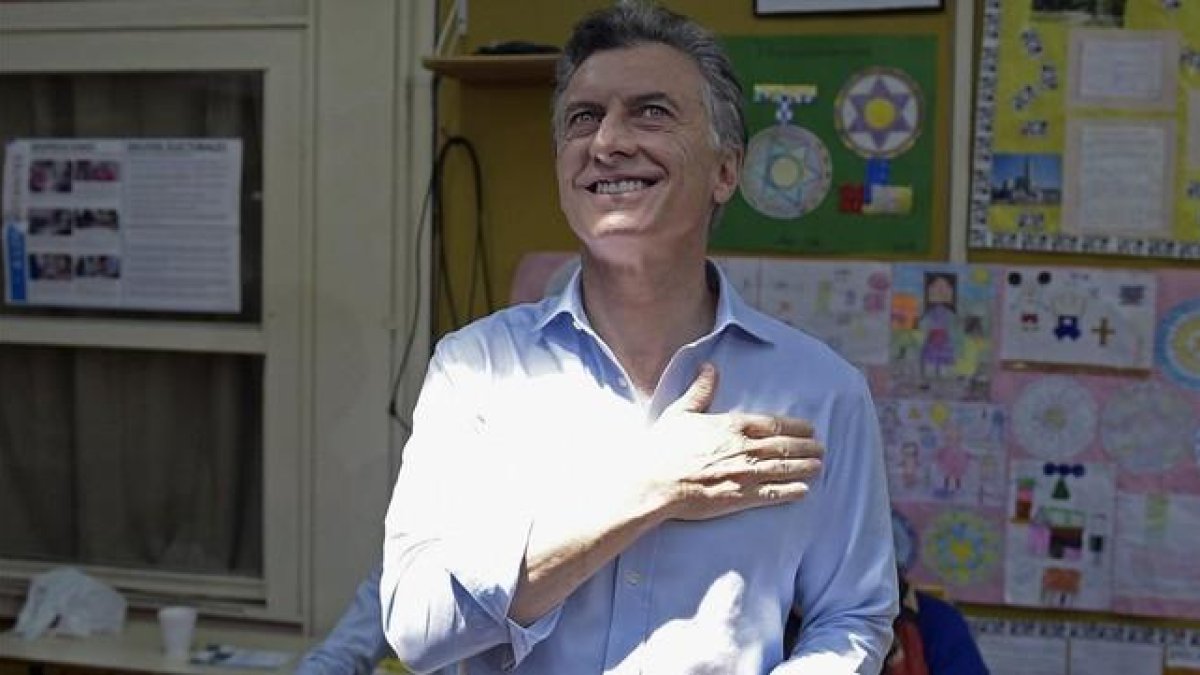Macri gesticula, sonriente, tras votar en Buenos Aires.-AFP / JUAN MABROMATA