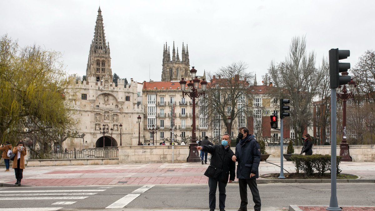 El técnico José Luis Manjón y el concejal Julio Rodríguez-Vigil en la mediana del paso de peatones ensanchando de la calle Merced. TOMÁS ALONSO