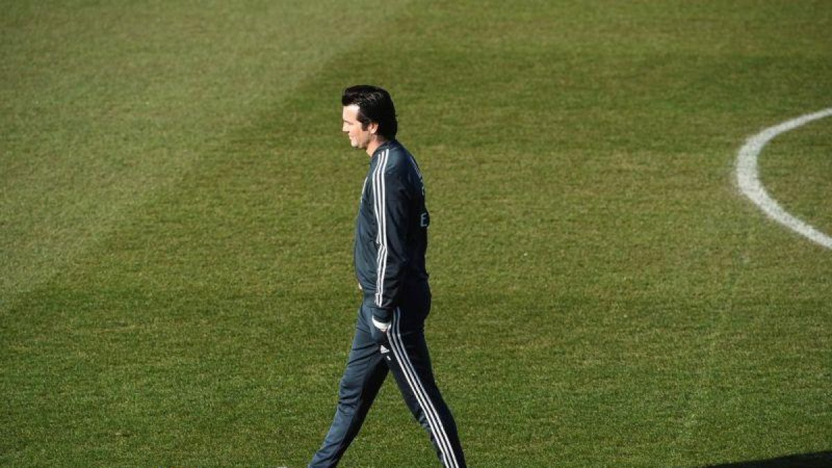 Santiago Solari durante el entrenamiento de este viernes del Madrid.-EFE