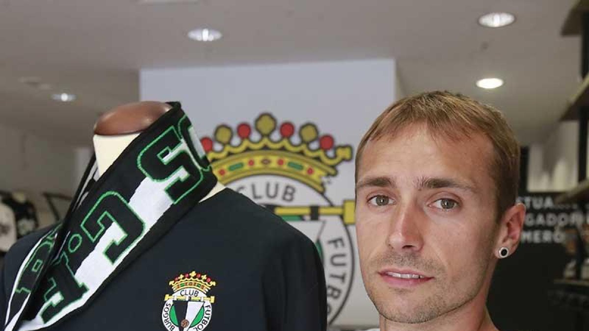 Eneko Zabaleta posa con el escudo del Burgos CF.-RAÚL OCHOA