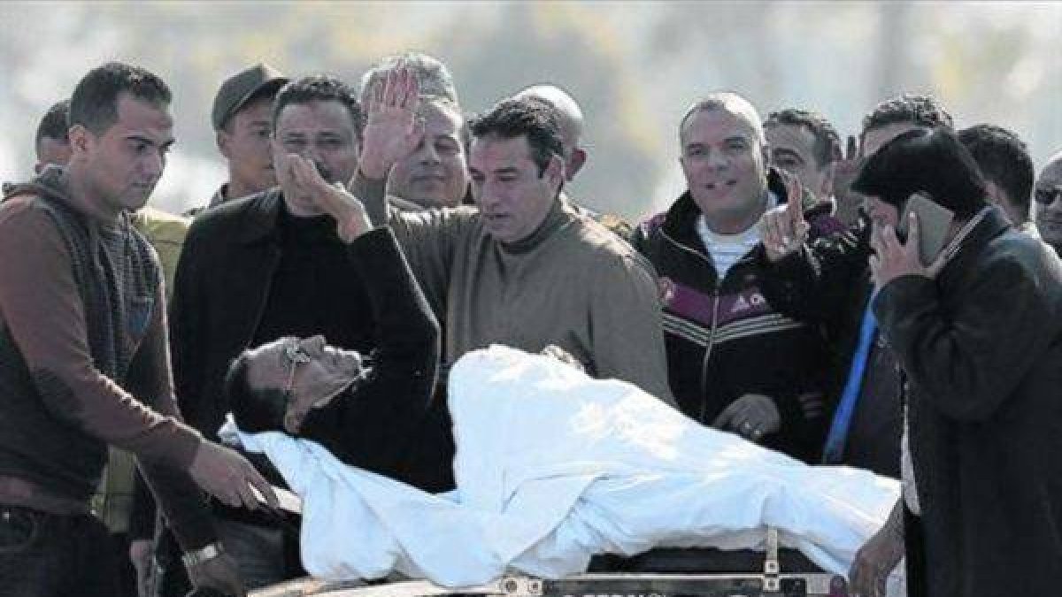 Mubarak saluda a sus seguidores al salir, en camilla, del tribunal para regresar al hospital militar de El Cairo.-Foto: REUTERS / ASMAA WAGUIH
