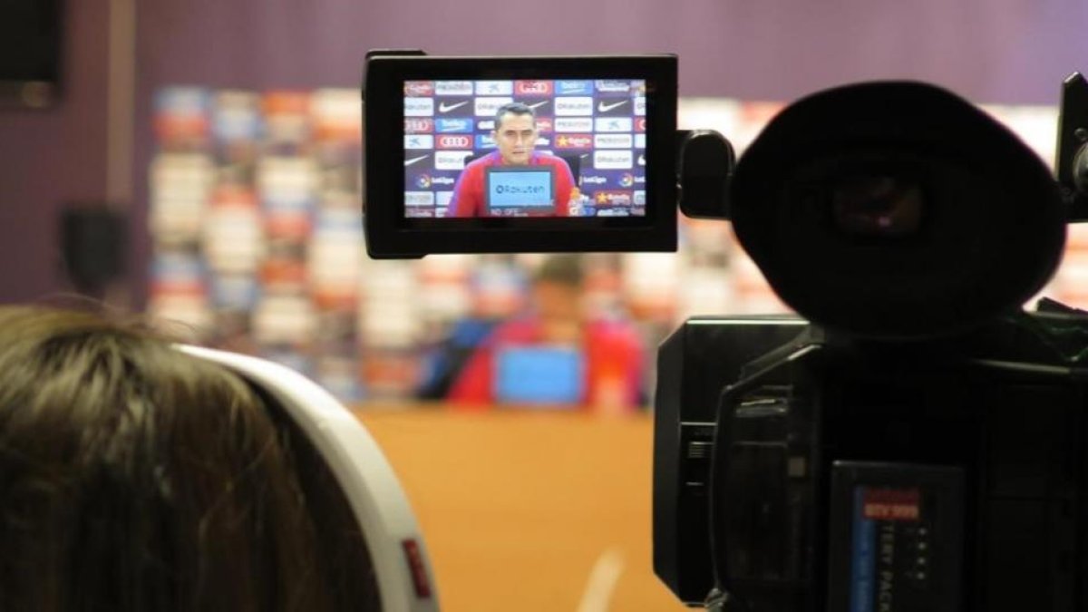 Ernesto Valverde aparece en el visor de una de las doce cámaras de TV que había hoy en la sala de prensa de la Ciudad Deportiva del Barça.-EMILIO PÉREZ DE ROZAS