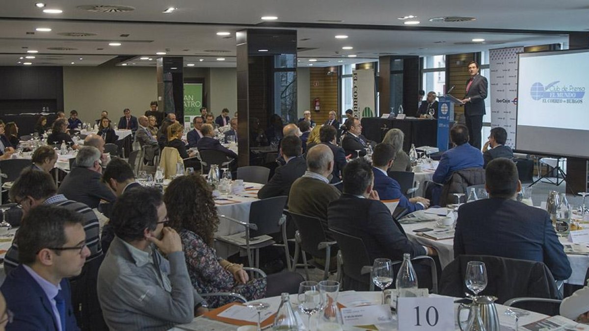 Los asistentes siguieron con atención la exposición del presidente de Cepyme, Antonio Garamendi.-ISRAEL L. MURILLO