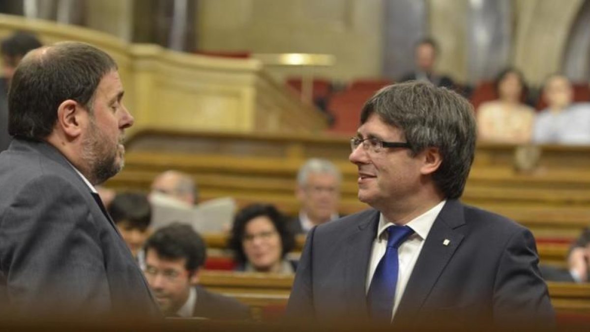 Carles Puigdemont y Oriol Junqueras, este miércoles, en el pleno del Parlament.-FERRAN SENDRA