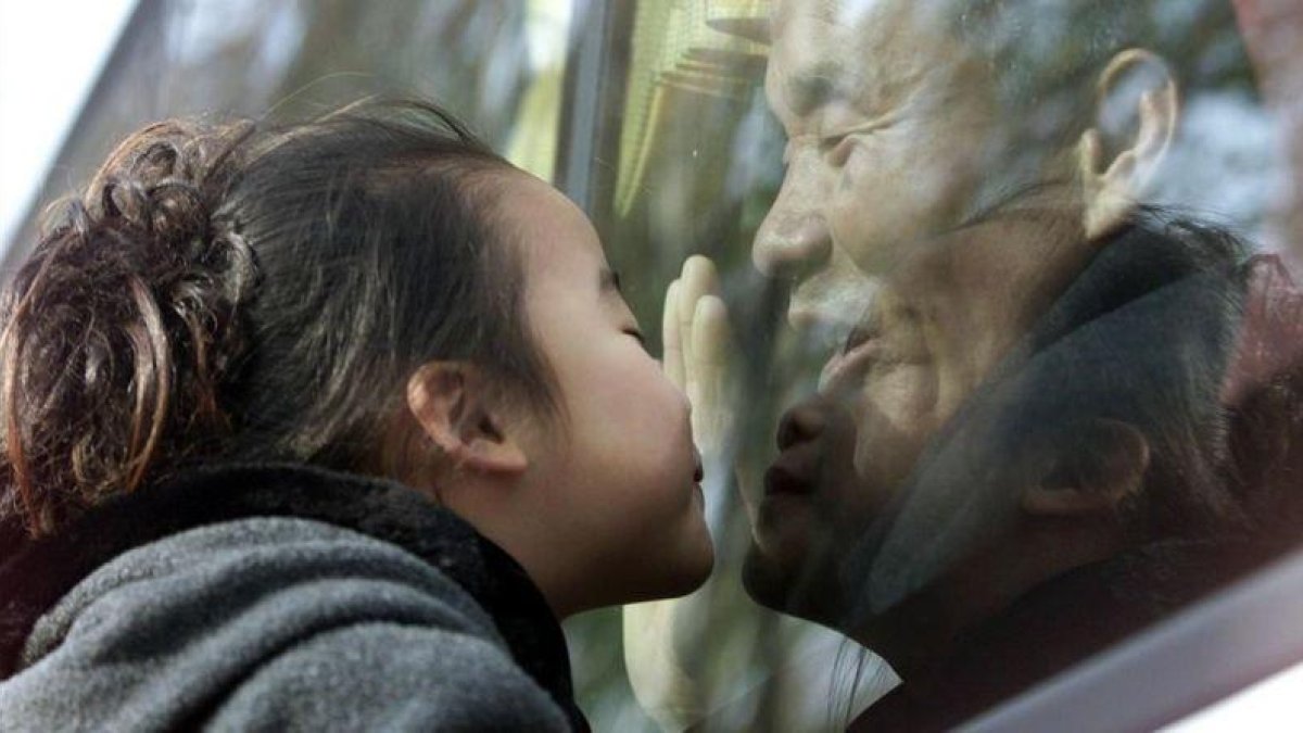 Una joven surcoreana se despide de un familiar que regresa a Corea del Norte, en el 2000. La natalidad en el país es de las más bajas del mundo.-DAVID GUTTENFELDER / AP