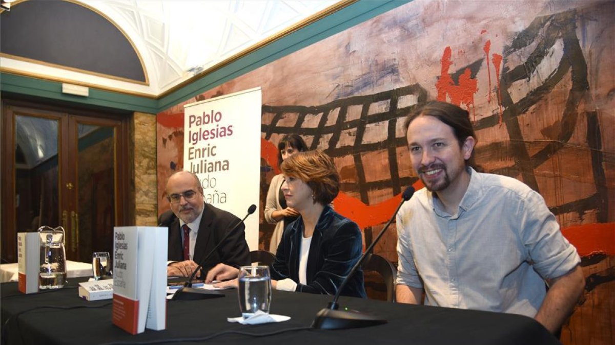 Iglesias y Juliana, en la presentación de Nudo España, esta tarde, en el Teatro Principal-ÁNGEL DE CASTRO