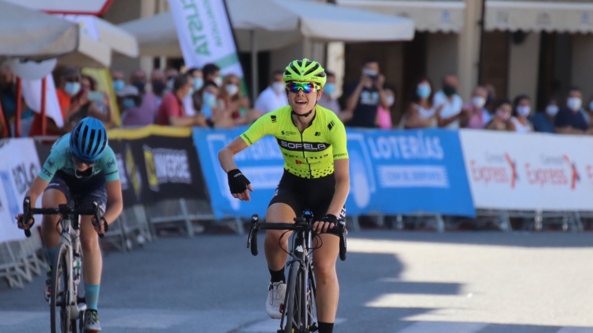 Sara Martín (Sopela WT) superó en el esprint final en Baeza a Mireia Trias (Massi). PHOTO GÓMEZ SPORT