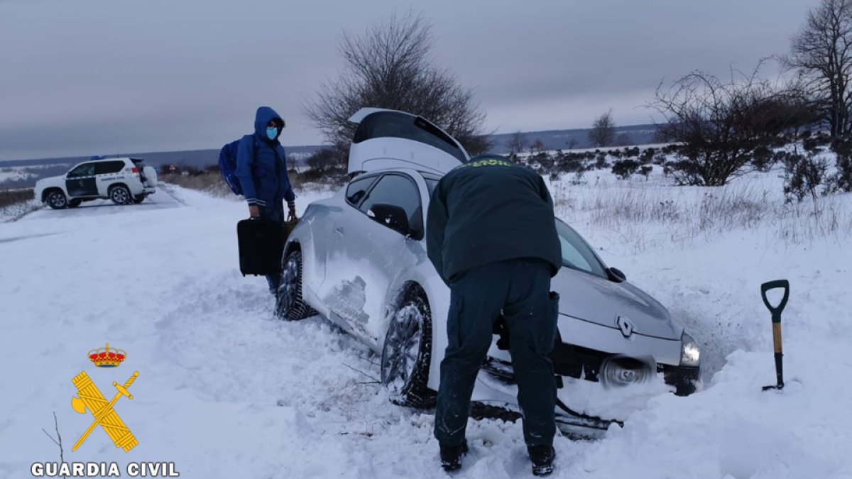 Imagen del rescate del vehículo. GUARDIA CIVIL.