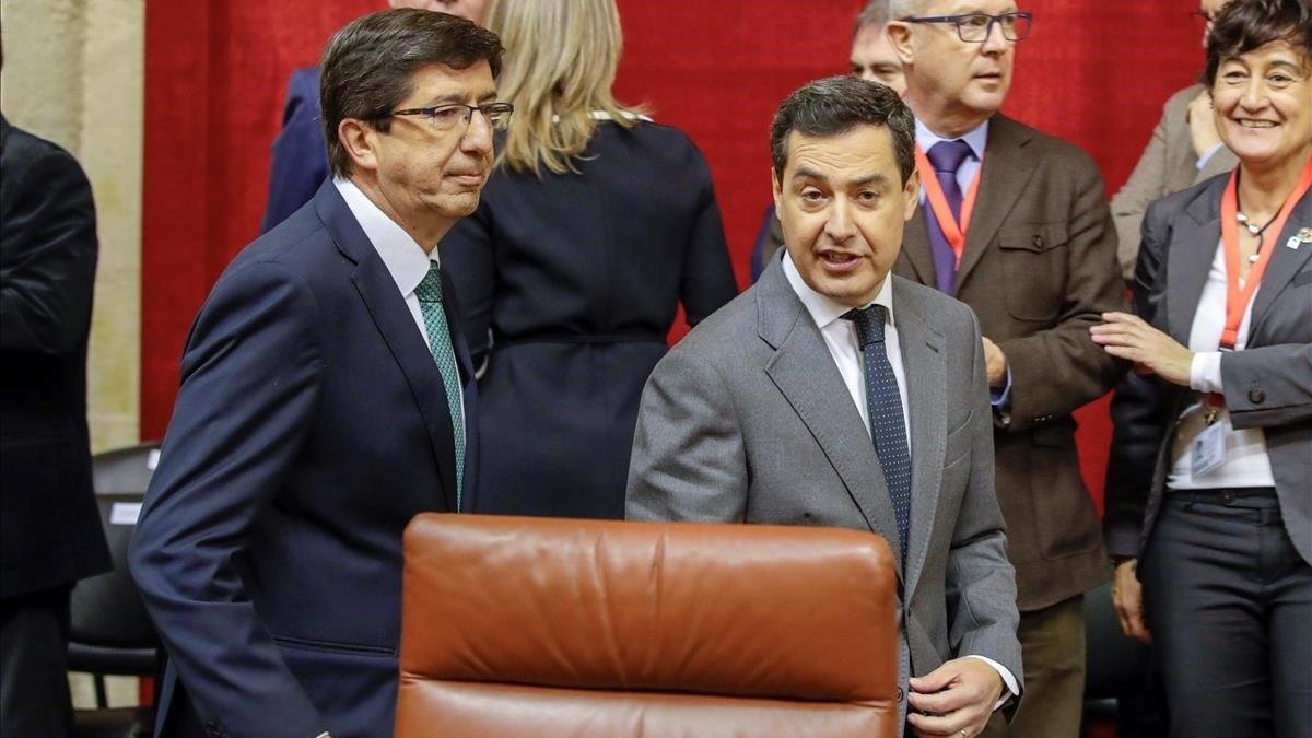 Juan Marín y Juanma Moreno, a su llegada al pleno del Parlamento de Andalucía en Sevilla-JULIO MUÑOZ/EFE