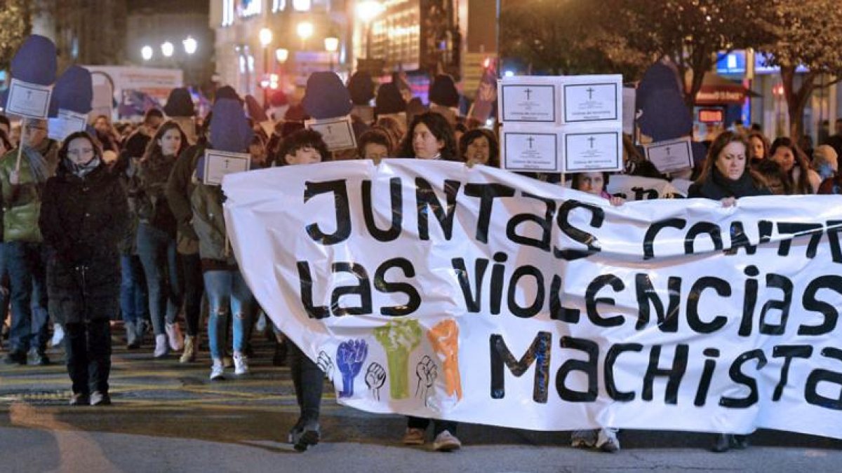 Un millar de personas recorrió las calles de la capital burgalesa para manifestarse contra la violencia machista.-SANTI OTERO