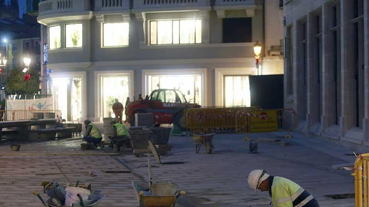 Un trabajador en la obra para reurbanizar la plaza de Santo Domingo, una de las actuaciones incluidas en las inversiones sostenibles de 2016.-ISRAEL L. MURILLO