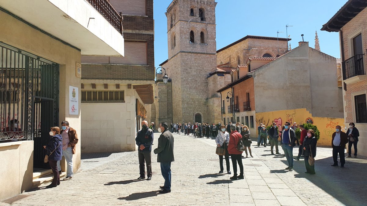 Los vecinos aguardaron con calma las colas