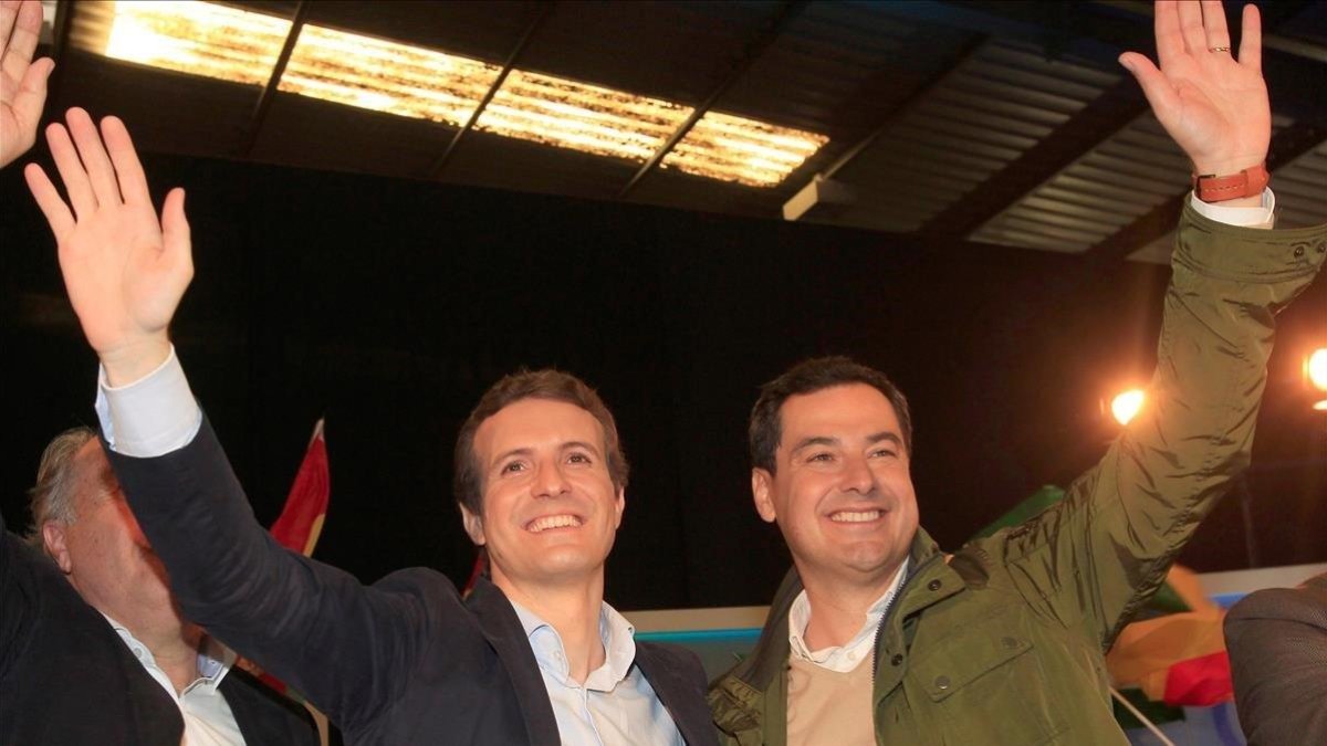 Pablo Casado y Juan Manuel Moreno, en un mitin del PP en Algeciras, el pasado 18 de noviembre.-