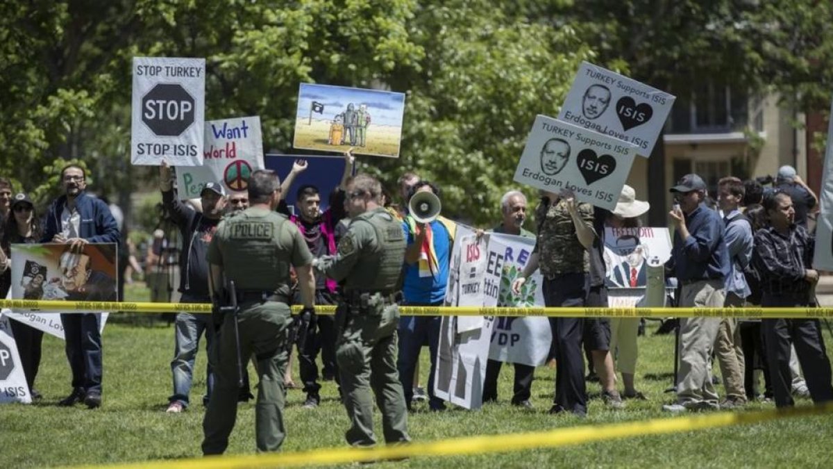 Opositores del presidente turco, concentrados en el parque Lafayette para protestar durante las reuniones entre Erdogan y Trump en la Casa Blanca, el 16 de mayo.-EFE / SHAWN THEW