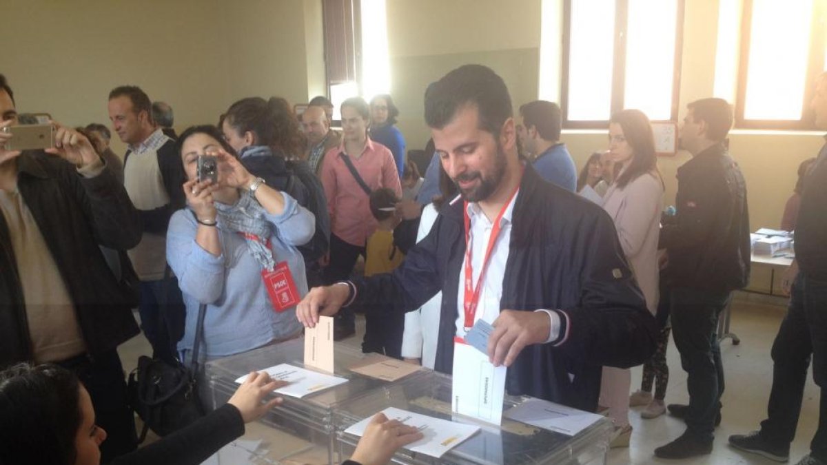 Luis Tudanca, durante su votación de esta mañana.-ISRAEL L. MURILLO