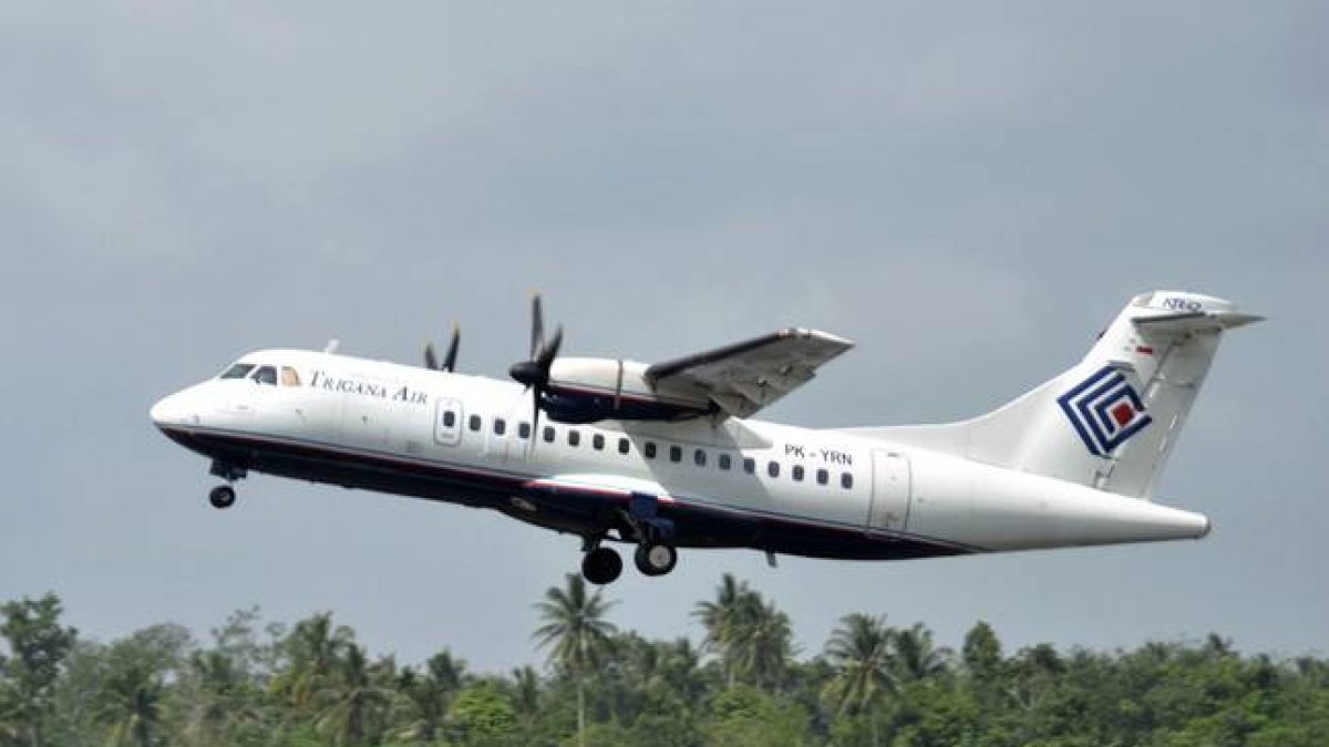 Imagen de un avión de la compañía Trigana Air Service ATR42-300, el mismo modelo que se ha estrellado en Papúa.-AP