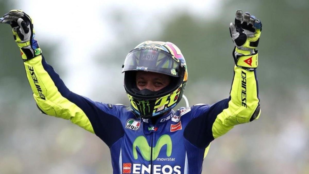 Valentino Rossi levanta los brazos durante la vuelta de honor del GP de Holanda.-AFP
