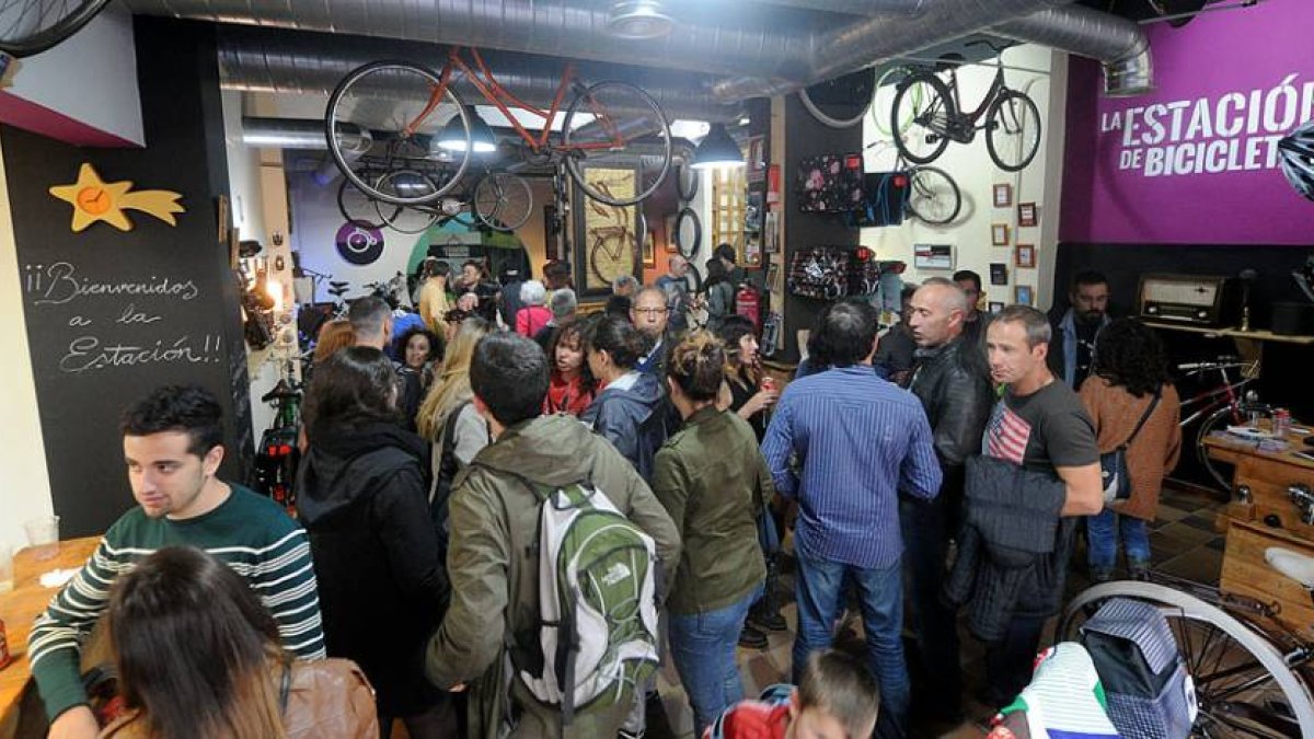 Familiares, amigos y vecinos del barrio acudieron ayer por la tarde a la fiesta de inauguración de La Estación de Bicicletas, situada en la calle del Rey Don Pedro.-ISRAEL L. MURILLO
