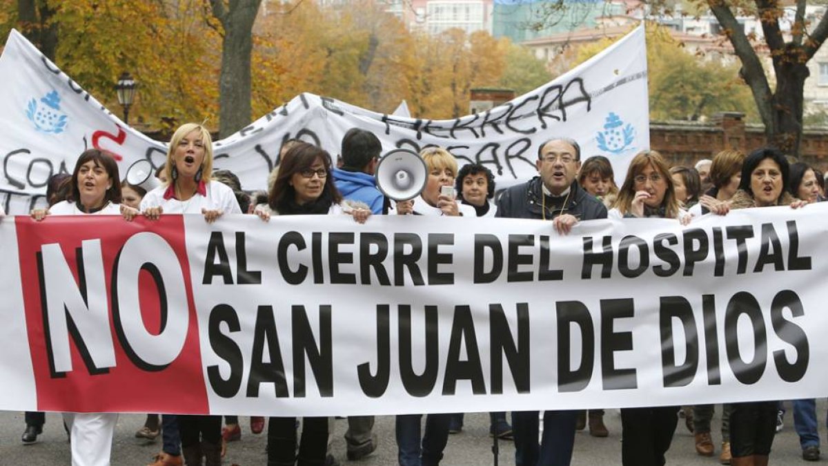 Los trabajadores de San Juan de Dios durante la manifestación en contra del cierre del centro del viernes.-RAÚL G. OCHOA