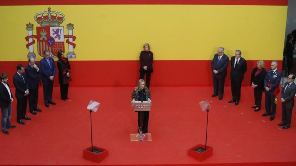 La presidenta de la Comunidad de Madrid, Cristina Cifuentes, durante su intervención en la recepción anual con motivo de la celebración del Día de la Constitución.-/ EFE / JUAN CARLOS HIDALGO