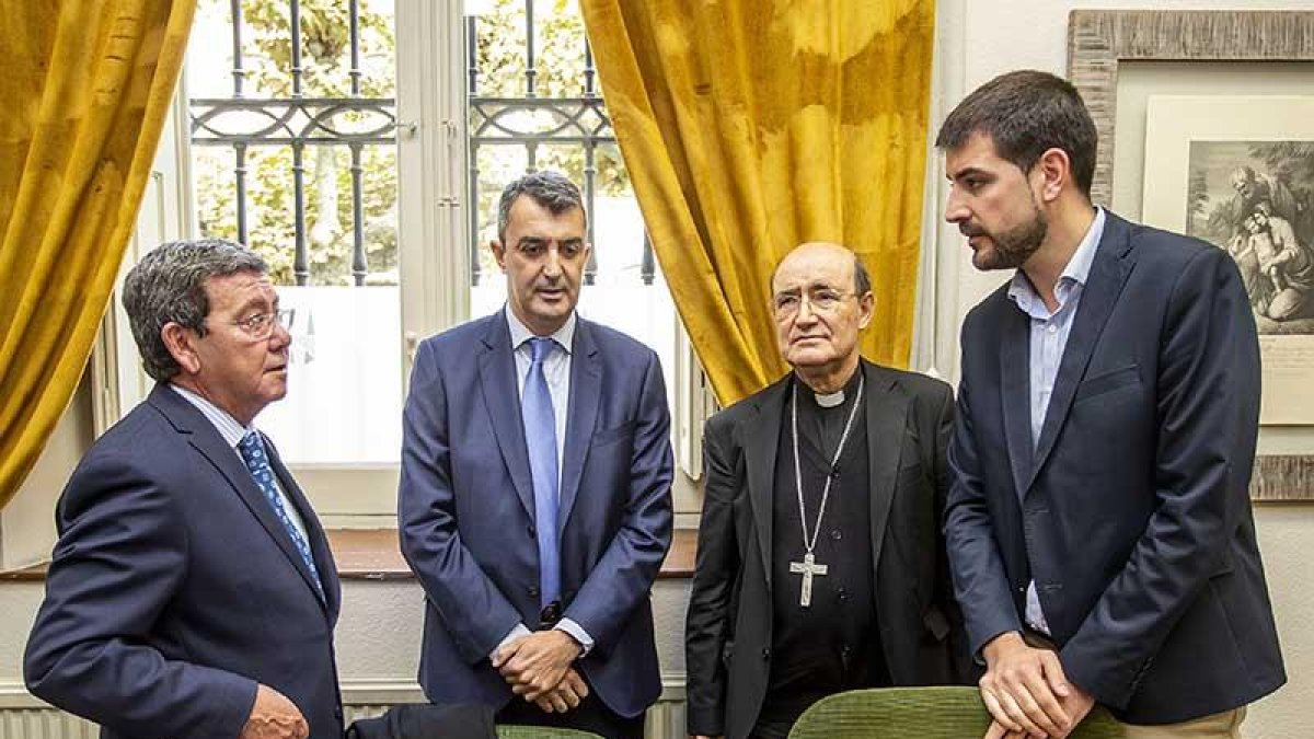 César Rico, Javier Guillén, el arzobispo (Fidel Herráez) y David Jurado, en la reunión de ayer.-Santi Otero