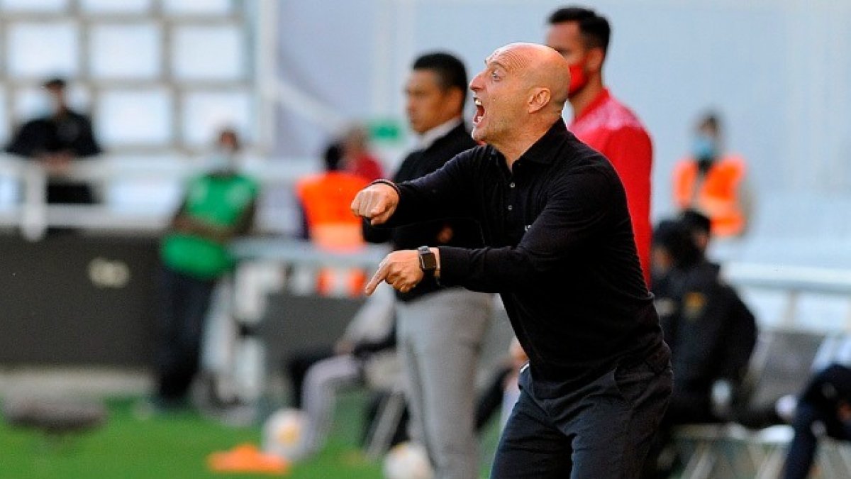 Calero corrige a sus jugadores en la banda en el partido del pasado domingo ante el Huesca. TOMÁS ALONSO