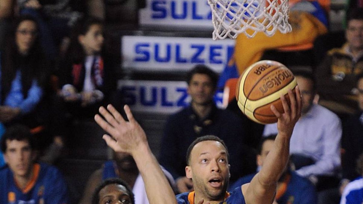 Jeff Xavier entra a canasta ante el jugador burgalés de Cocinas.com José Manuel Coego-Israel L. Murillo