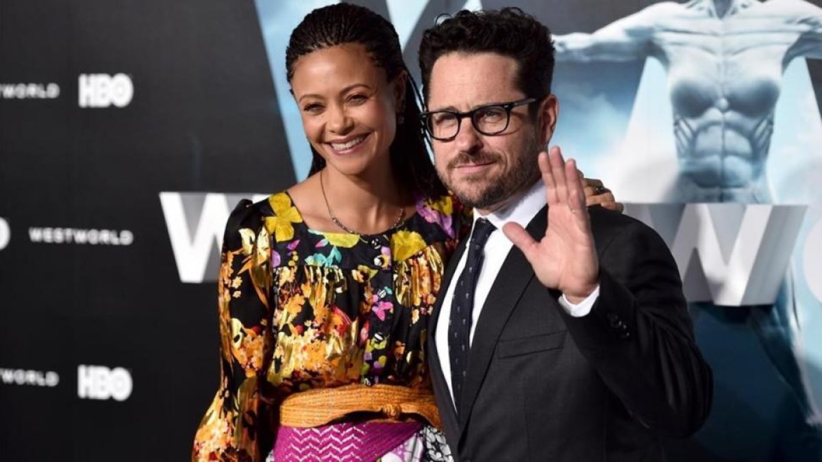 La actriz Thandie Newton y el productor y director JJ Abrams, en la presentación oficial en Los Ángeles de laserie dela HBO 'Westworld'.-Alberto E Rodriguez