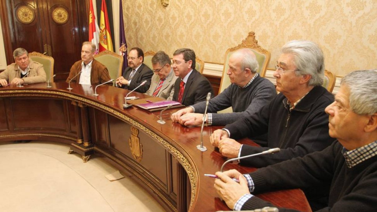 La firma del nuevo convenio de la Diputación con los grupos de acción local tuvo lugar ayer en el salón de Plenos de la Institución Provincial-ECB