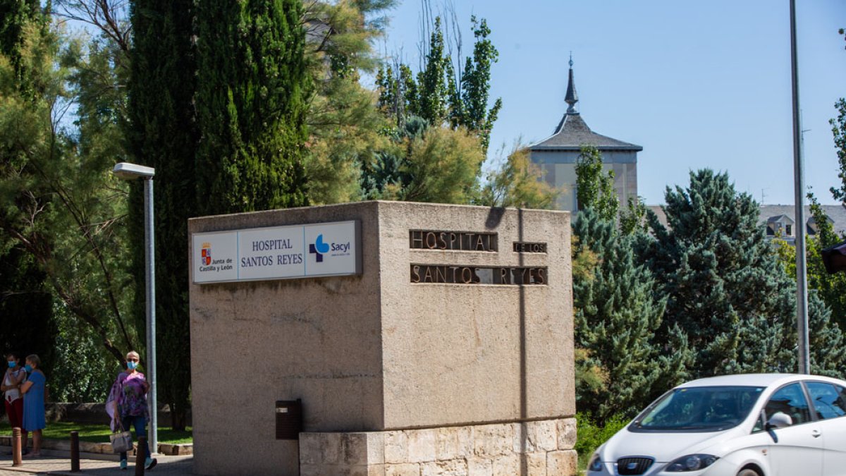 Entrada del hospital Santos Reyes de Aranda. PACO SANTAMARÍA
