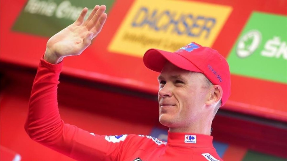 Chris Froome, en el podio de la Vuelta-AFP / JOSÉ JORDÁN