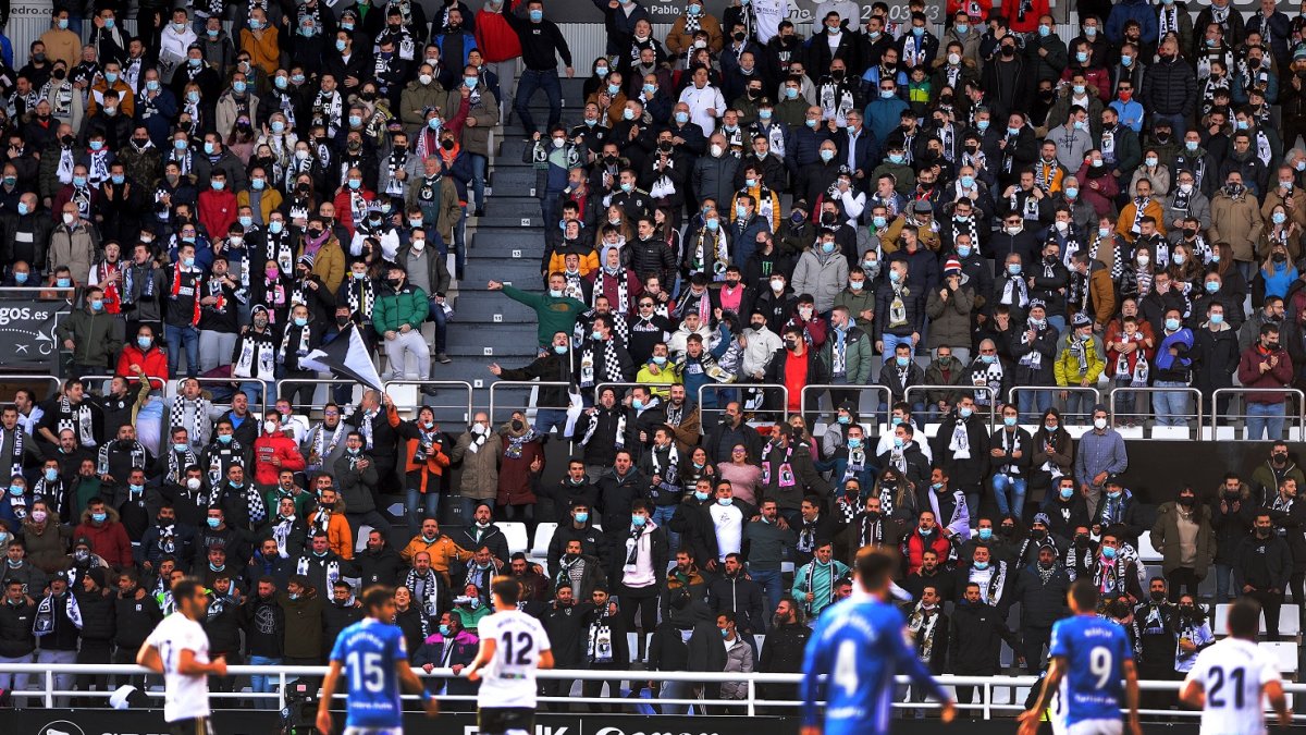 Aspecto de la nueva Lateral durante un momento del partido del pasado domingo contra el Oviedo. TOMÁS ALONSO