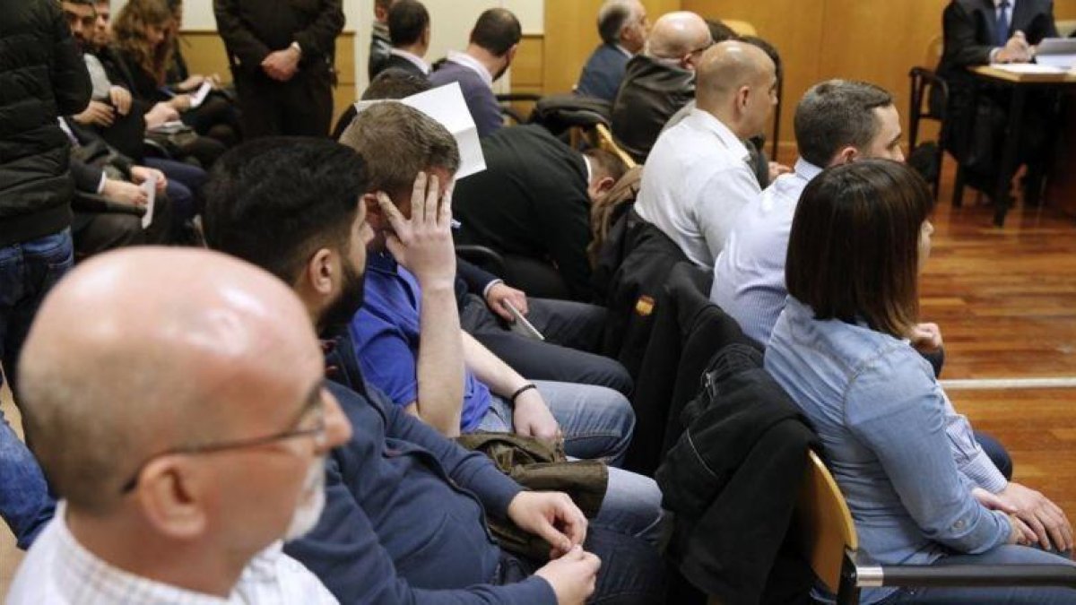 Los ultras que asaltaron la Blanquerna en la Diada del 2012, en una de las sesiones del juicio.-EFE / MARISCAL