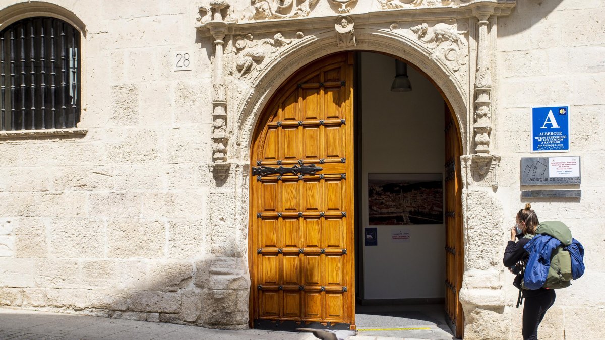 La primera peregrina que accede a la Casa del Cubo, tras el cierre por Covid. SANTI OTERO