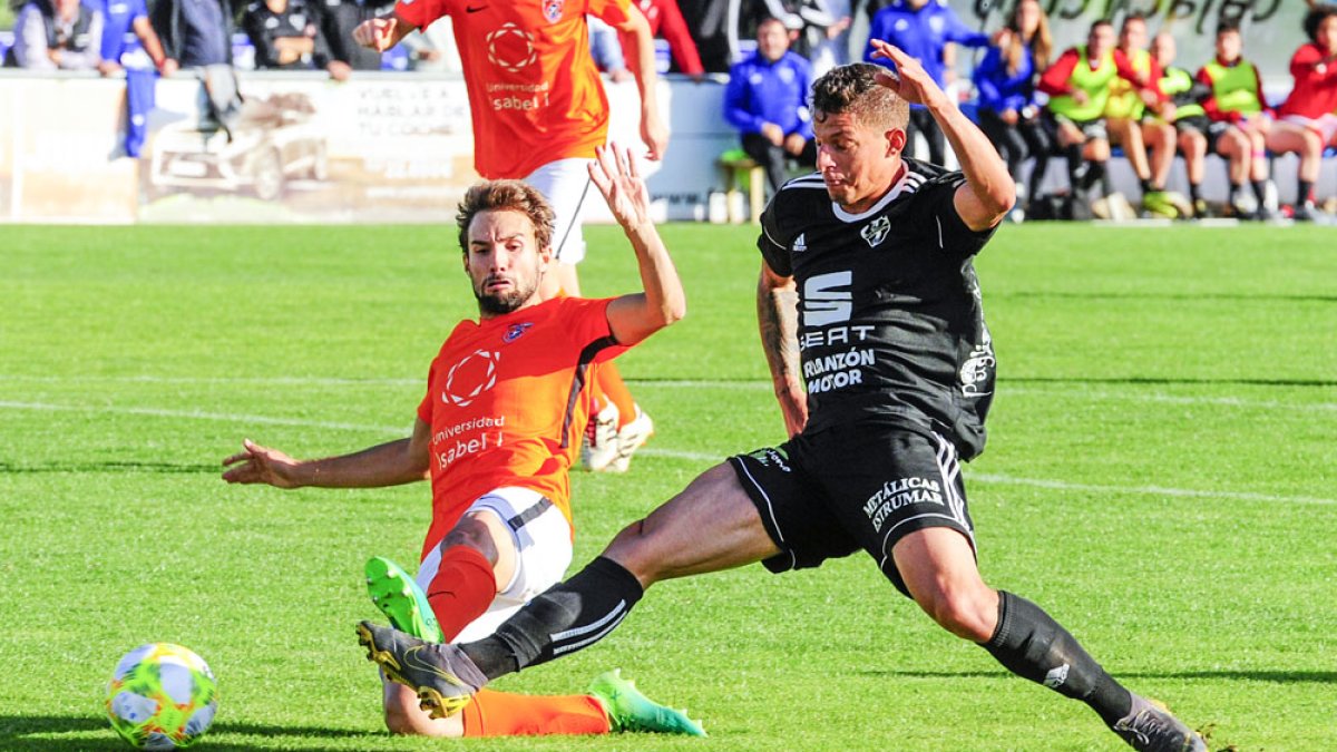 Miguel Casado y Juan Pablo Garcés pelean por un balón en el partido de la primera vuelta. ISRAEL L. MURILLO