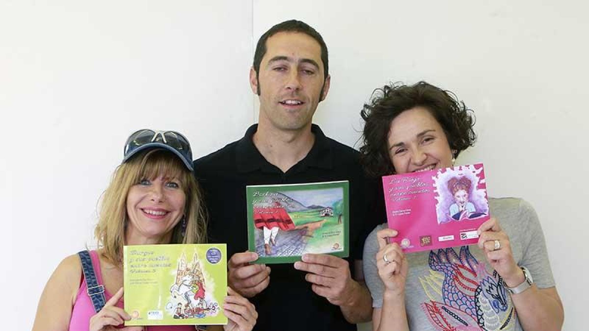 Ana Isabel Nuñez, Sergio Hernández y Ainara García sostienen parte de la colección.-R.O.