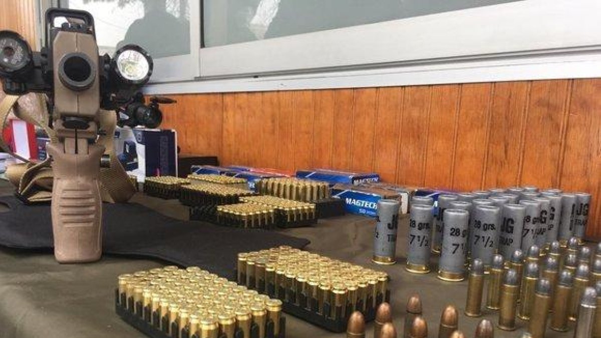 Los Carabineros de Chile incautaron municiones y armamento.-EFE / CARABINEROS DE CHILE