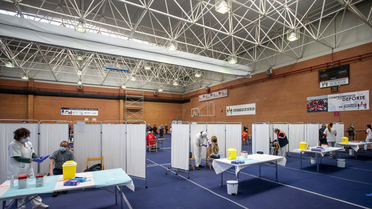 Imagen de vacunaciones en el polideportivo de la UBU. SANTI OTERO