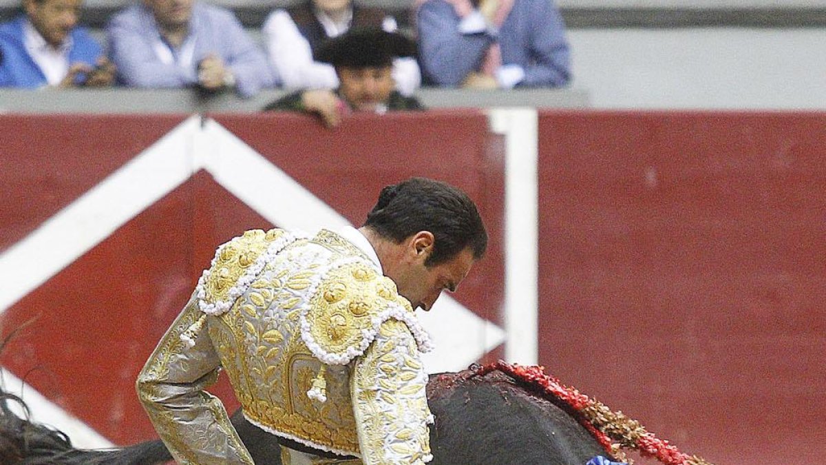 Enrique Ponce, en plena faena.-ECB