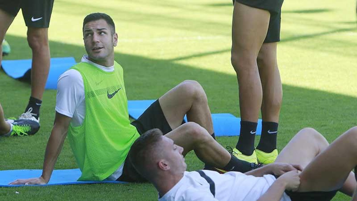 Armiche Ortega habla con sus compañeros durante el entrenamiento de ayer.-RAÚL OCHOA