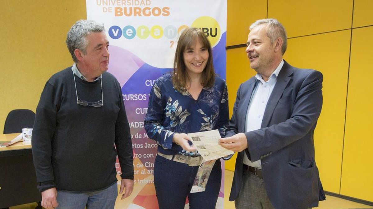 A la izquierda, Carlos Lozano, acompañado de Beatriz Rodríguez y del vicerrector de Cultura, Deportes y Relaciones Institucionales, René Payo.-ISRAEL L. MURILLO