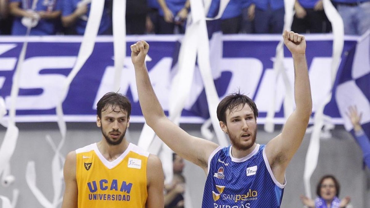 Edu Martínez, uno de los grandes protagonistas, celebra la victoria.-SANTI OTERO