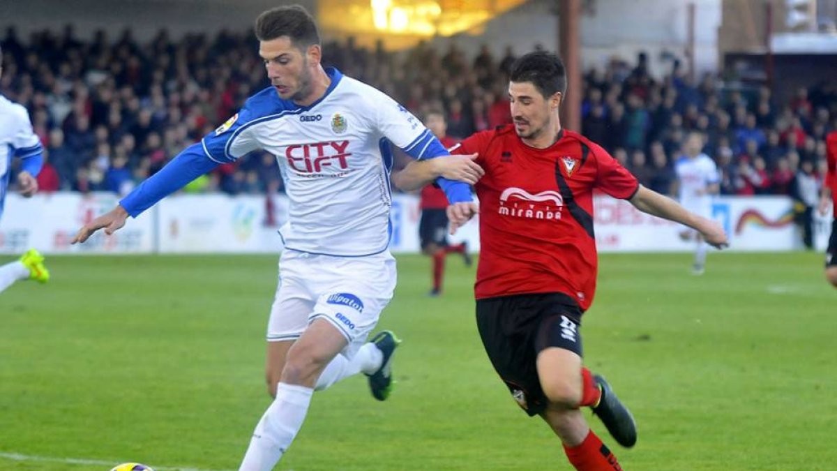 Imagen del encuentro ante el Llagostera, último en casa de los rojillos.-JOSÉ ESTEBAN EGURROLA