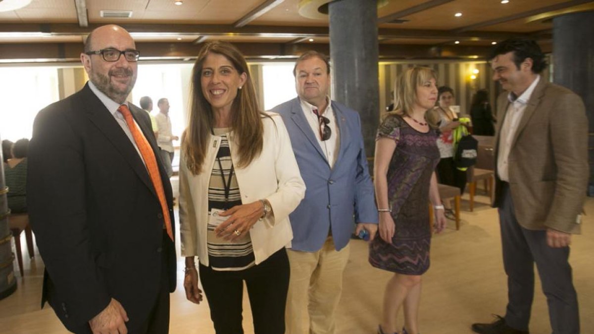 Miguel Borra y Silvia Cámara con parte de la ejecutiva provincial, tras la clausura del congreso celebrado ayer.-RAÚL OCHOA