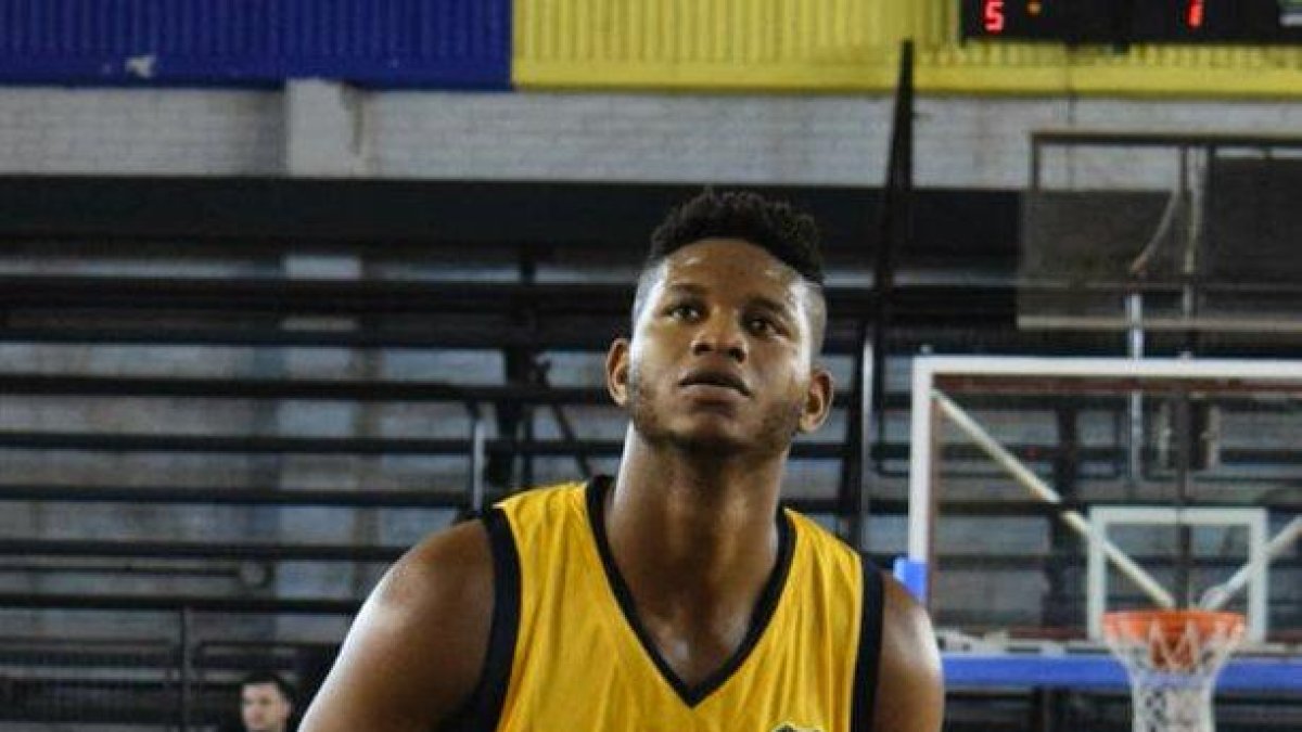 Rivero se prepara para lanzar un tiro libre con la camiseta xeneize.-TWITTER