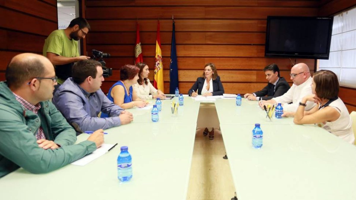 La consejera de Agricultura y Ganadería, Milagros Marcos, se reúne con el comité de empresa de Elgorriaga-Ical